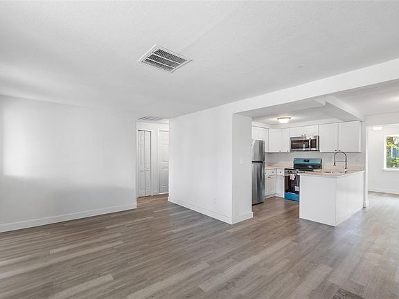 4th image of 4711 Beacon Hill Dr