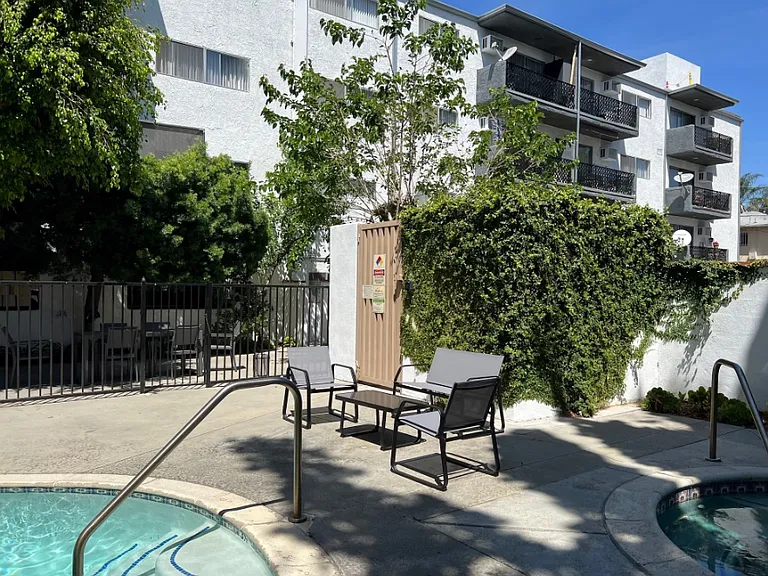 Whitsett Apartments — Photo 2