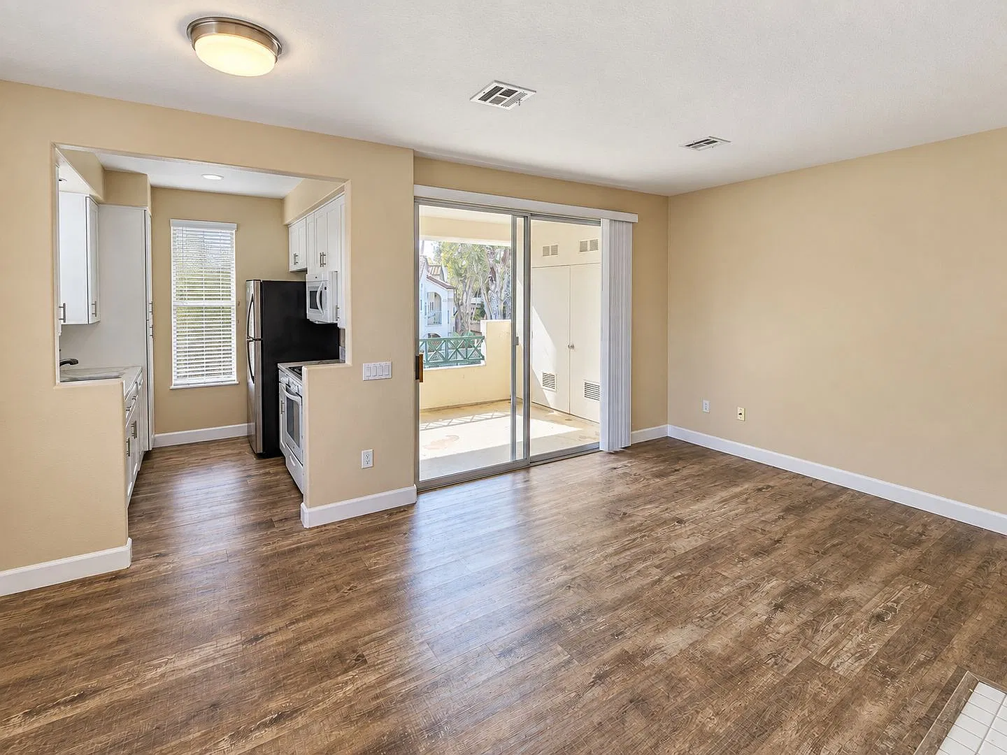 2 Bedroom Upper Unit In Carmel Valley — Photo 2