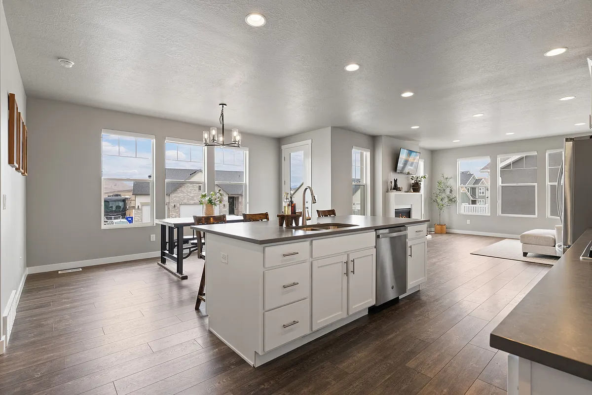 Building Photo - 1325 E Desert Peak