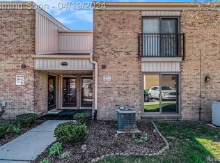 18005 University Park Dr, Livonia, MI