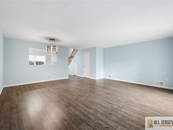 4th image of 11 Canterbury Cir