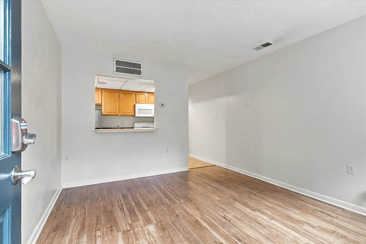 1 bed, $1,300 — Photo 2