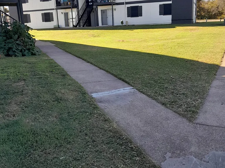 Saddle Ridge Apartments — Photo 7