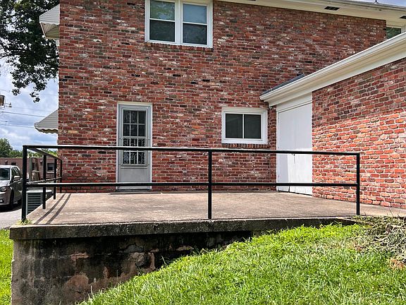 3rd image of 232 Wildwood Dr