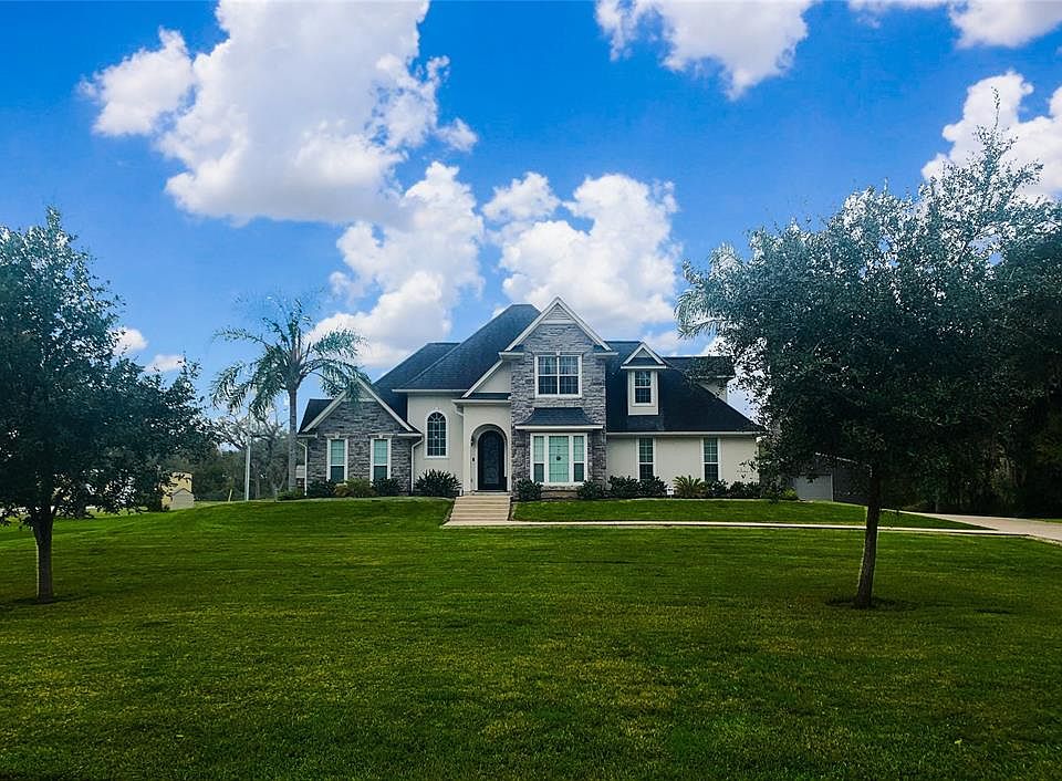 1st image of 2218 Oakwood Dr