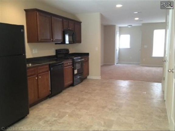 3rd image of 118B Winterberry Ln