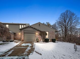 1984 Pondview Ct, Rochester, MI 48309