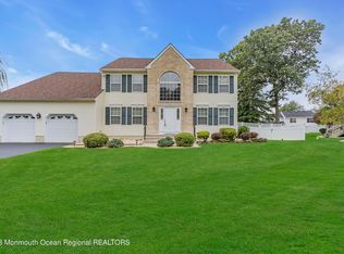 462 Meadowood Rd, Jackson, NJ 08527