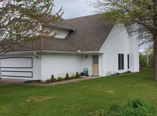 516 E 7th St, Kearney, MO 64060