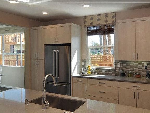 5th image of 615 Montage Cir