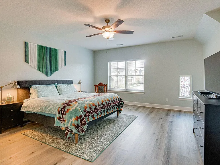 576 Courtyard Ln — Photo 12