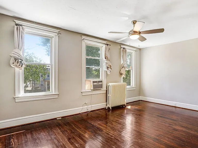 821 Kentucky Ave SE — Photo 37