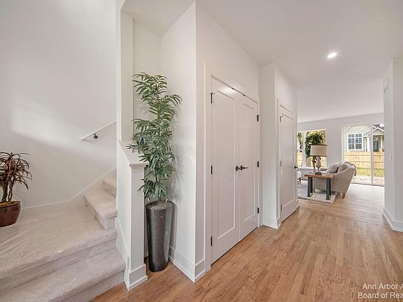 4th image of 582 Kuehnle Ave