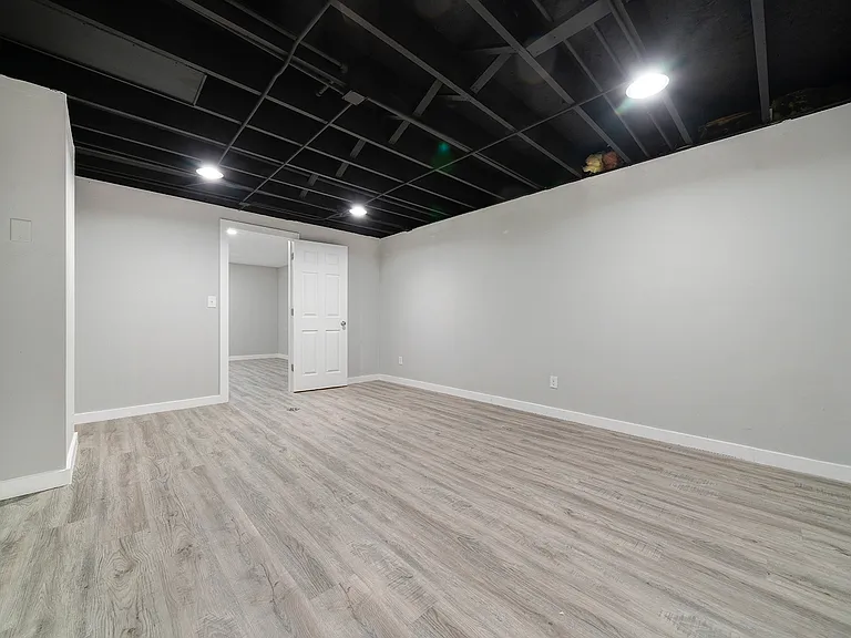 112 Liverpool Dr SE — Photo 28