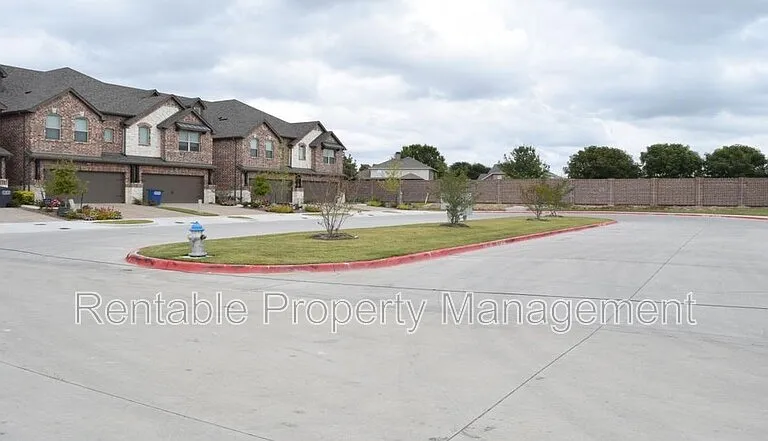1247 Wiltshire Dr — Photo 2