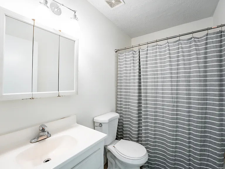 180 Howard St NE #B — Photo 16