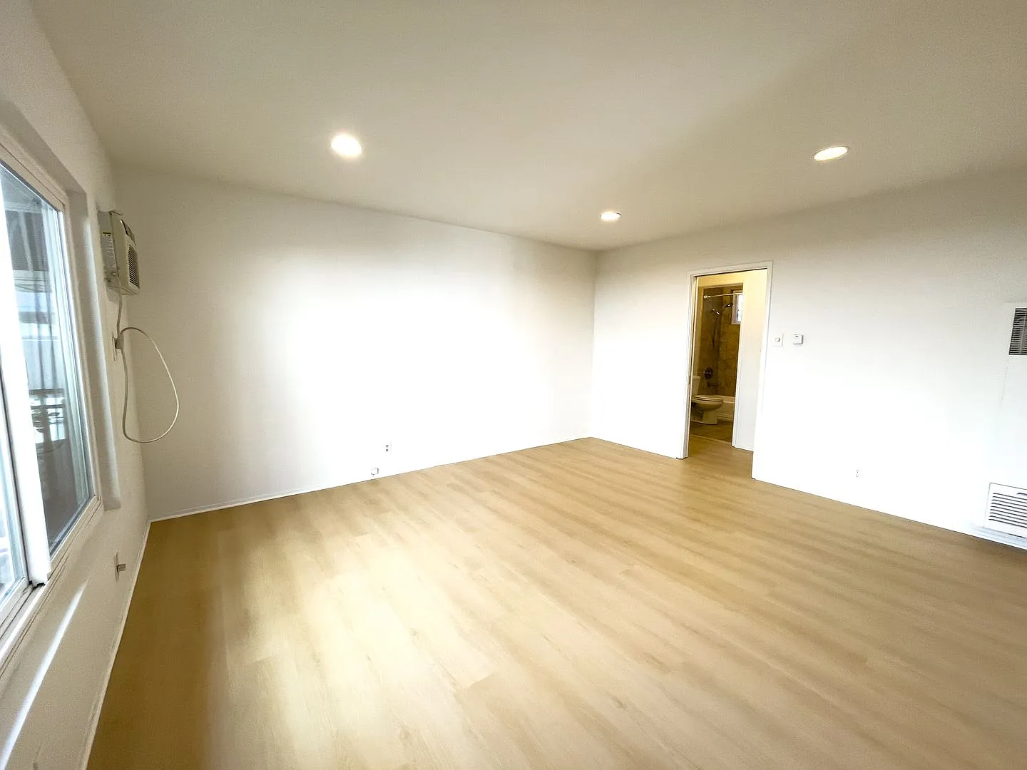 424 W Wilson Ave — Photo 2