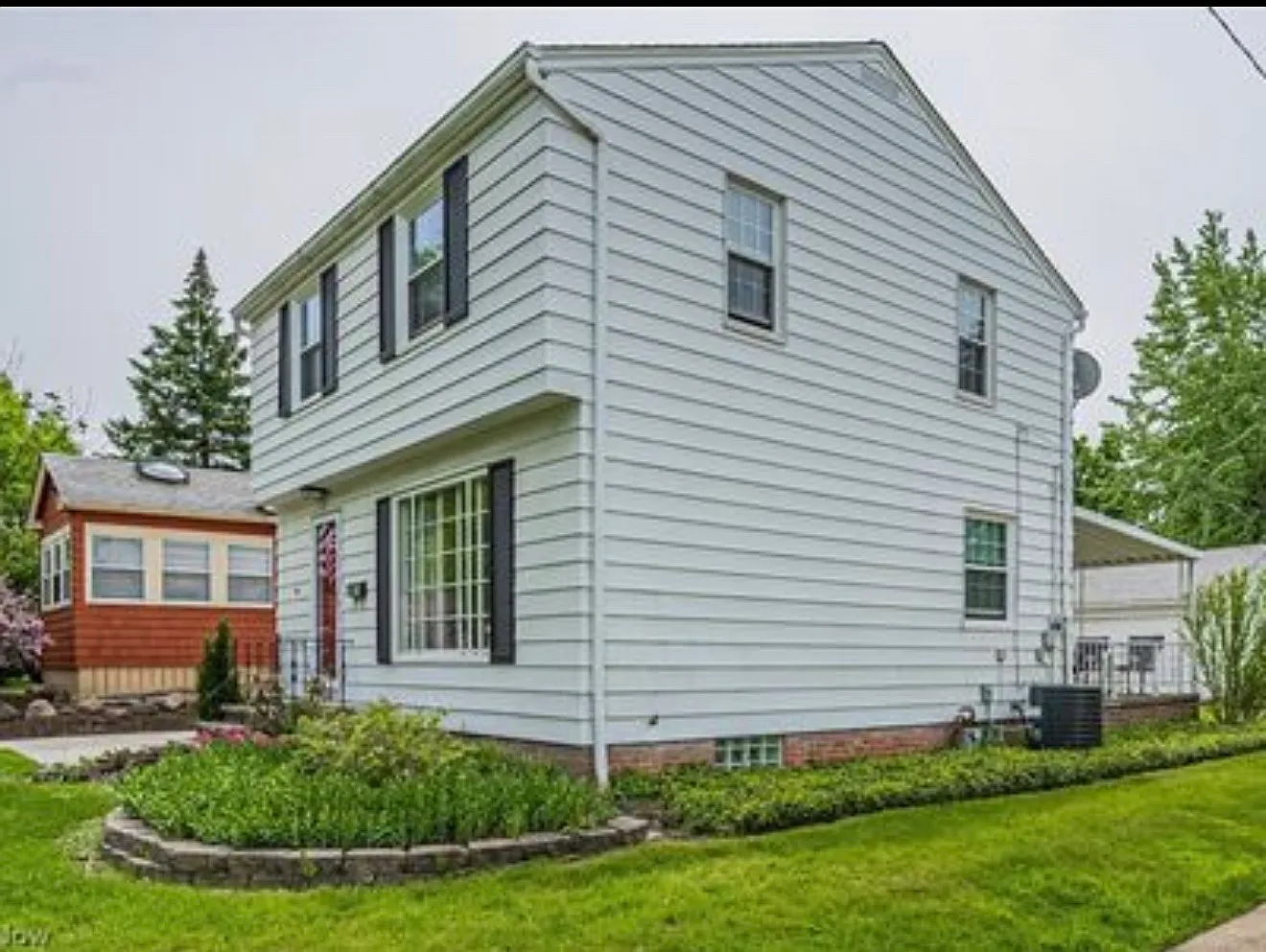 3 bed, 1128 sqft, $2,100 — Photo 2