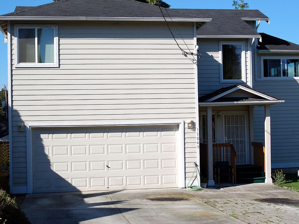 This Beautiful 3 Bedroom 2.5 bath house is located in beautiful South Seattle.