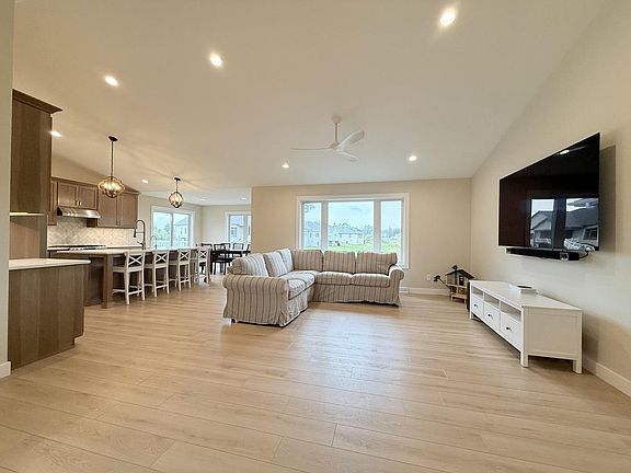 4th image of 4801 Lincoln WAY
