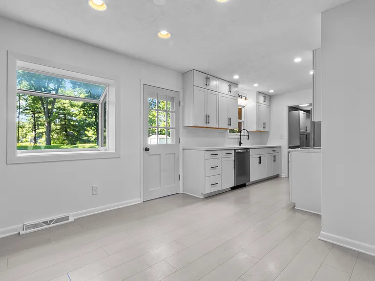 820 Eaglewood Dr — Photo 8