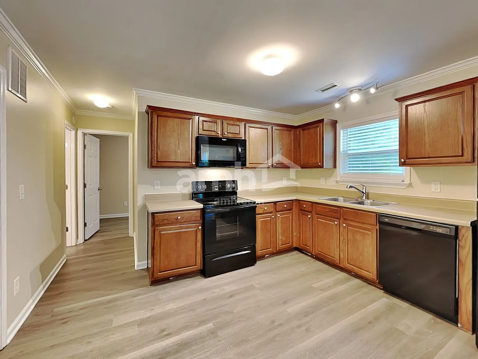 4 bed, 2.5 bath, 1990 sqft, $2,120 — Photo 4