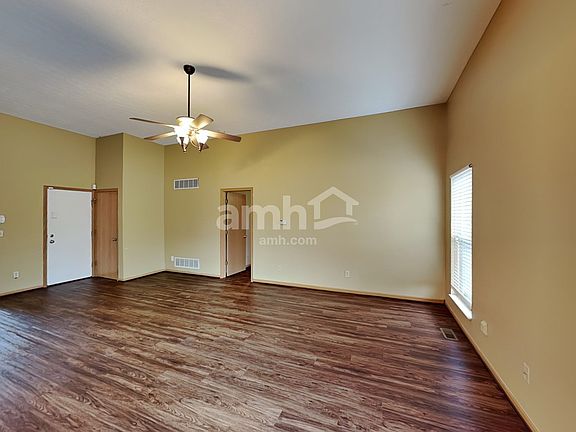 4th image of 22 Lantern Chase Dr