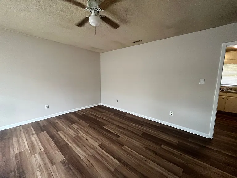 903 Jamestown Dr — Photo 2