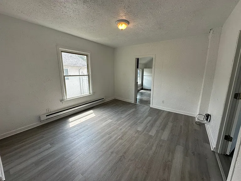 1065 Caulfield SW — Photo 4