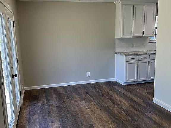 5th image of 607 E Spring St