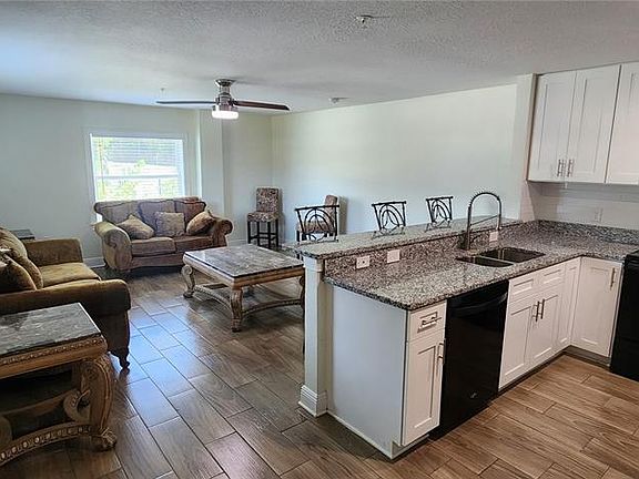 4th image of 1147 E McDonald Ave #202