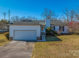 15 Regal Knolls Dr, Mills River, NC 28759