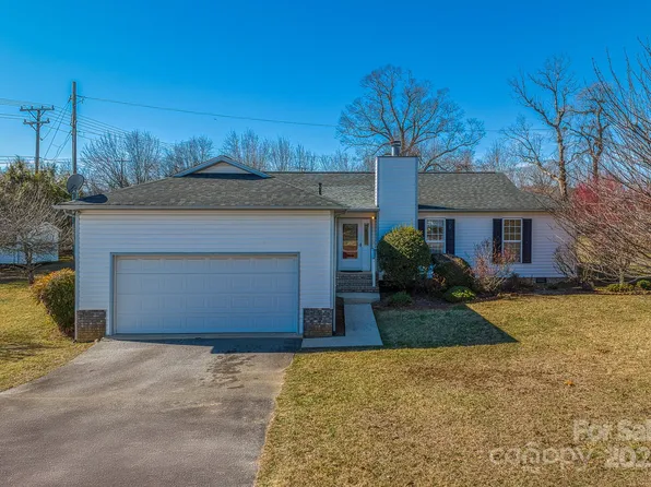 15 Regal Knolls Dr, Mills River, NC 28759