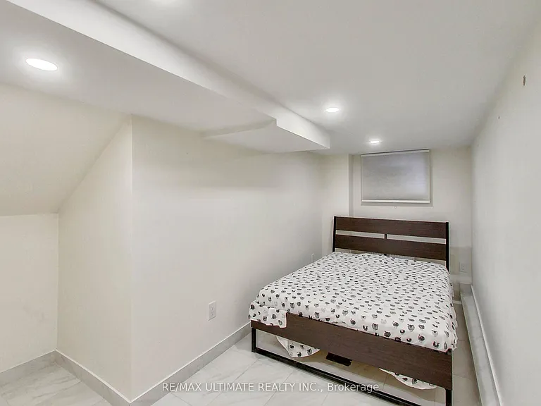 1652 Dufferin St #B — Photo 15