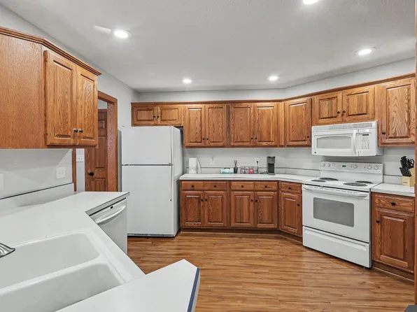 612 Bos Landen Dr #5A, Pella, IA 50219