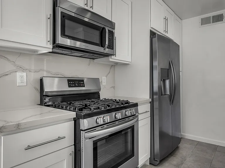 1946 Selby Apartments — Photo 31