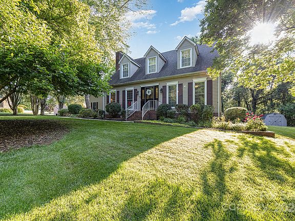 3rd image of 304 Meadow Green Dr