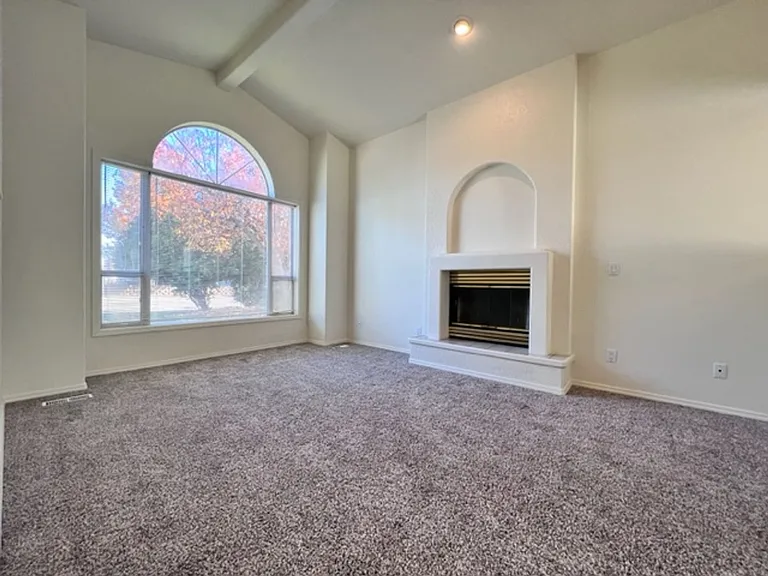 411 N Edgewood Ln — Photo 3