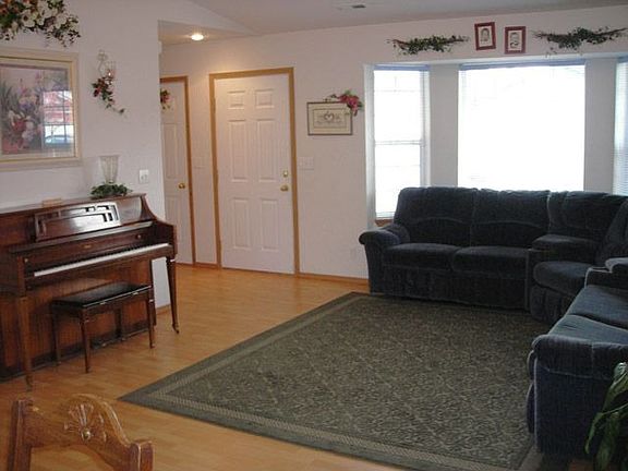 Large Living Room w/ Vaulted Ceilings