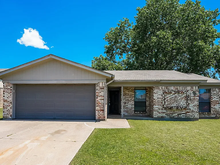 7608 Meadowlark Ln N — Photo 1