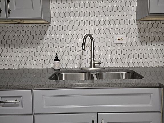 3rd image of 3635 W Montrose Ave APT 2