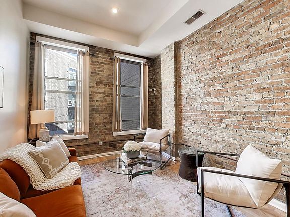 5th image of 701 N Milwaukee Ave Unit 2R