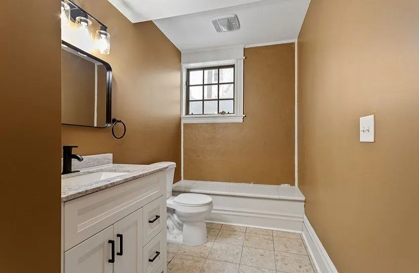 1208 James St — Photo 3