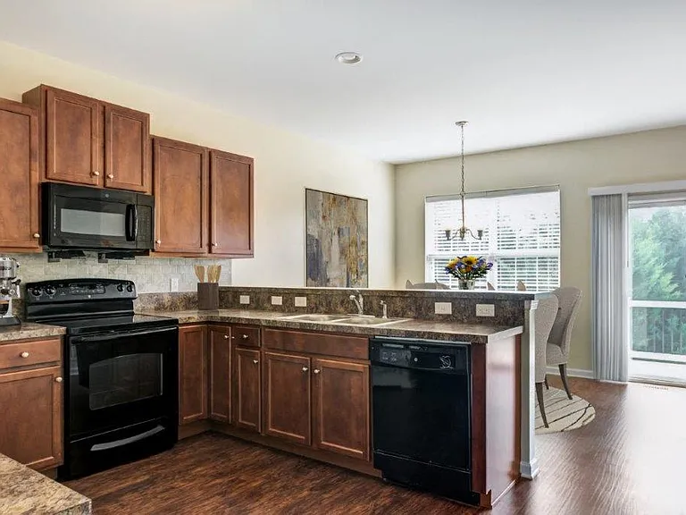 Emerald Pointe Townhomes — Photo 9