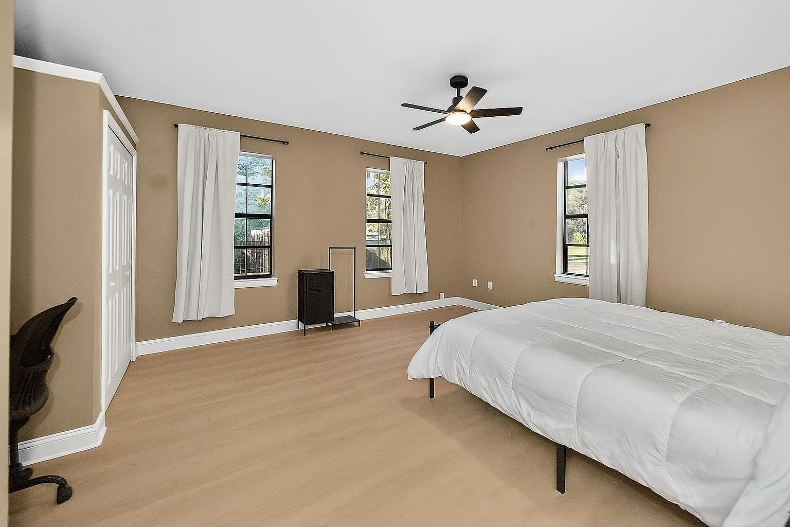 4 bed, 3.0 bath, 1800 sqft, $910 — Photo 1
