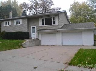 2270 Graham Cir, Dubuque, IA 52002