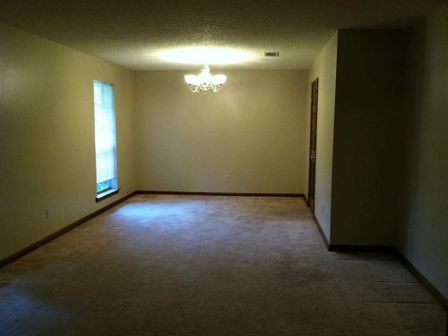 4 bed, 2800 sqft, $2,450 — Photo 4