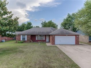 940 Merry Ln, Springdale, AR 72762
