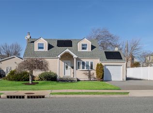 16 Soloff Rd, Massapequa, NY 11758